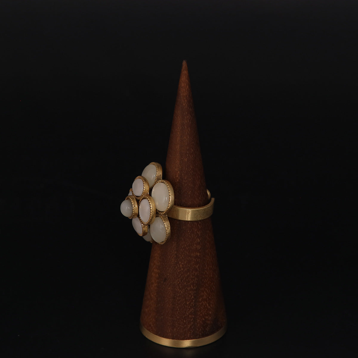 Luminique store | Gold & White Agate Flower Ring