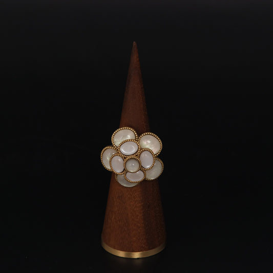 Luminique store | Gold & White Agate Flower Ring