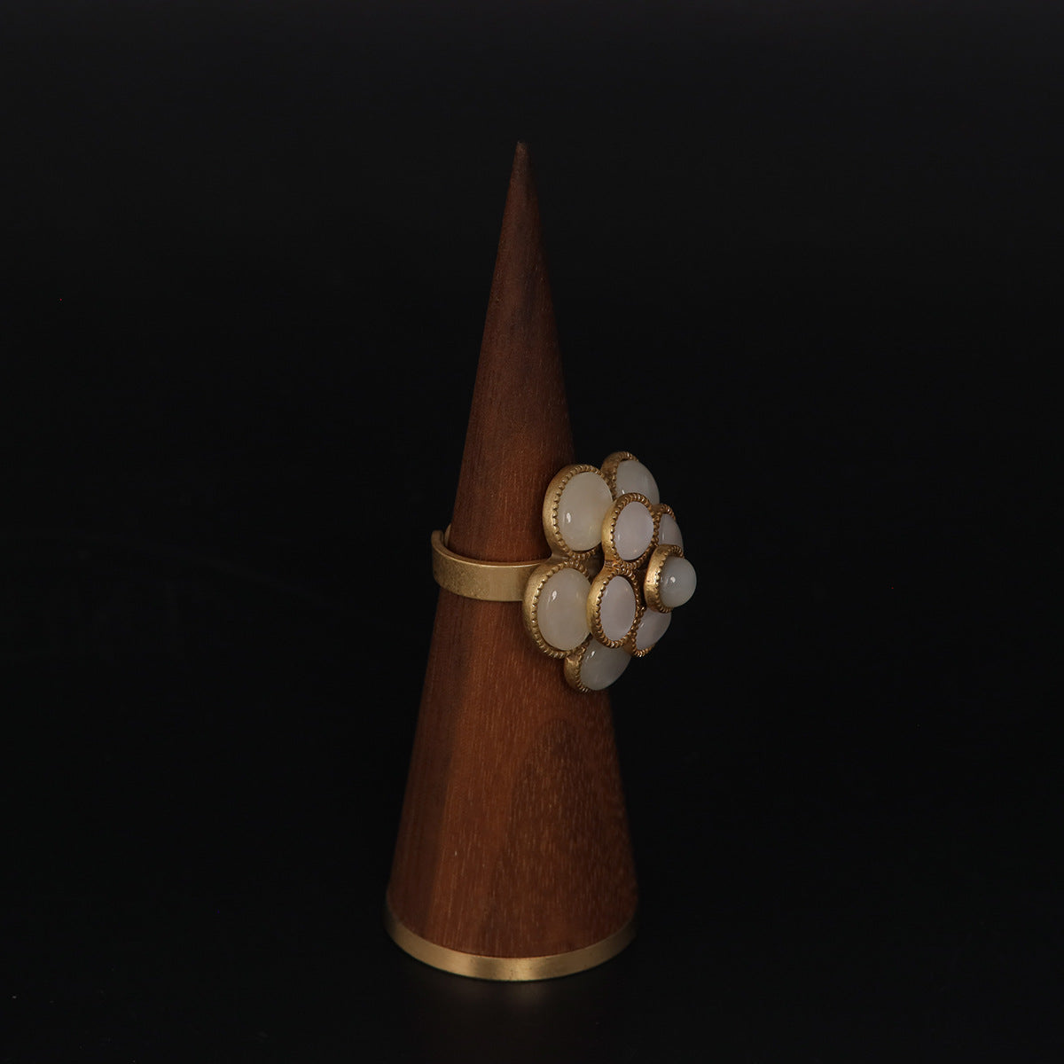 Luminique store | Gold & White Agate Flower Ring